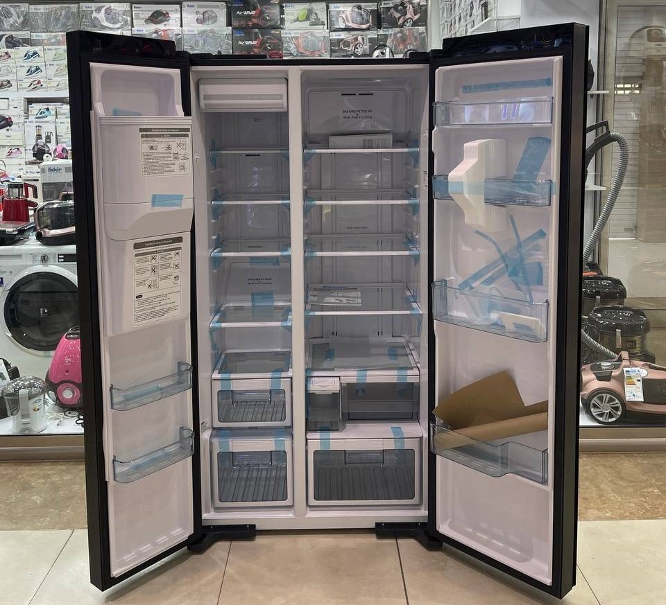 نمای باز یخچال هیتاچی RSX700